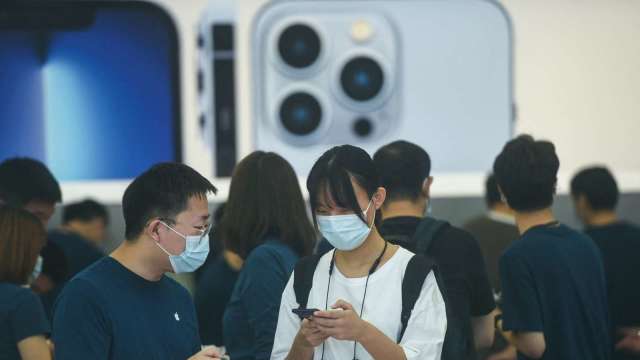 小摩料蘋果iPhone 13銷量下滑。(圖片：AFP)