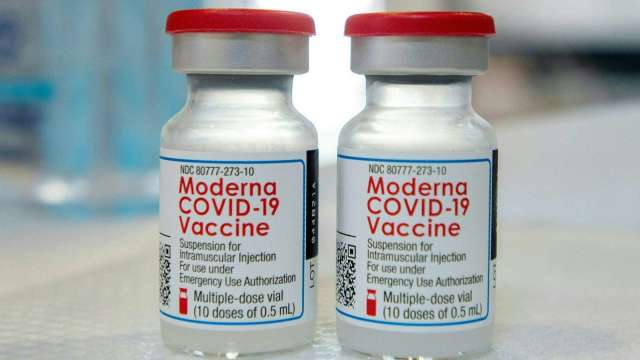 美國FDA批准莫德納、嬌生COVID-19疫苗的追加施打 並同意混打 (圖片：AFP)