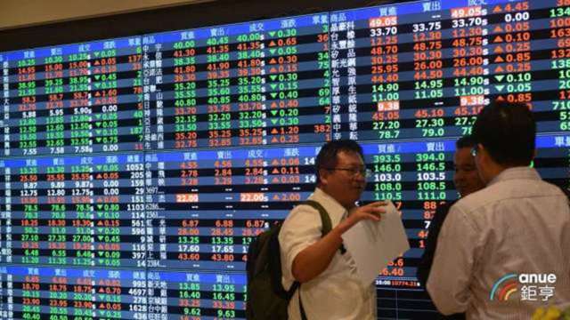 台股萬七得而復失 外資回頭敲進 三大法人買超76.3億元。(鉅亨網資料照)