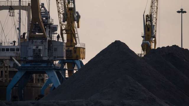 中國施壓後煤價連三崩 恐觸發休市一日規定(圖片:AFP)