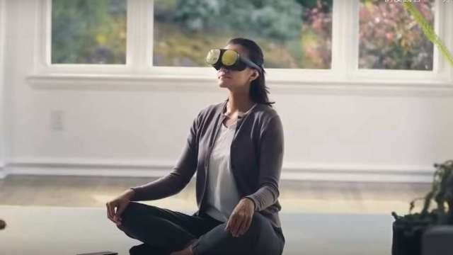 宏達電VIVE Flow沉浸式VR眼鏡。(擷取自直播)