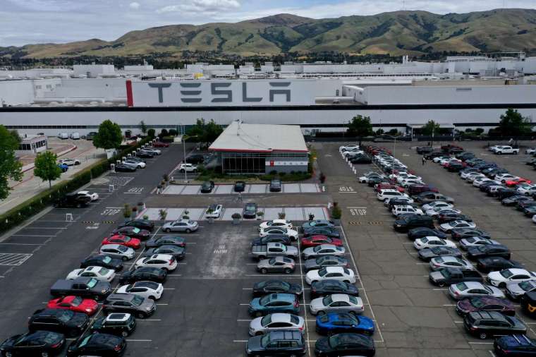 週一盤前傳出美國租車巨擘赫茲 (Hertz) 向特斯拉訂購了 10 萬台 Model 3 電動汽車 (圖片：AFP)