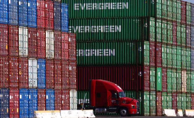 美國物流公司 Flexport 稱，碼頭存放新貨櫃的空間已滿載 (圖片：AFP)