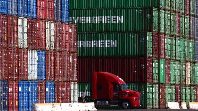 港口閒置貨櫃堆積如山 美西兩大港要開罰！ (圖片：AFP)