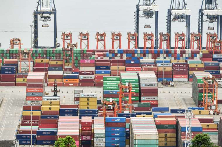 美西兩大港口祭出新政策，將對貨櫃逾時處理的海運承運人開罰 (圖片：AFP)