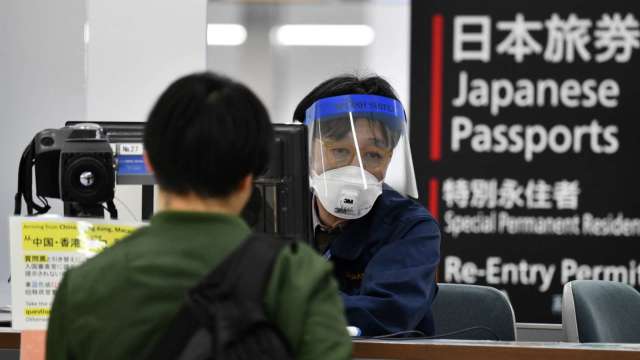 日本考慮放寬境管規定 商務人士檢疫期間將縮短至3天 (圖片：AFP)
