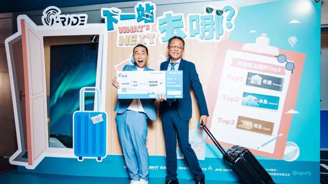 右起為董事長歐陽志宏、智崴旗下i-Ride飛行劇院旗艦企劃《下一站去哪？》代言人浩子。(圖：智崴提供)