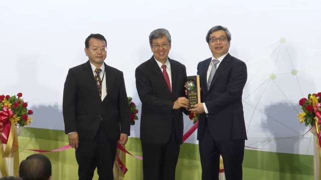 左起為台灣生物產業發展協會理事長吳忠勳、前總統陳建仁、生達總經理范滋庭。(截取自直播)