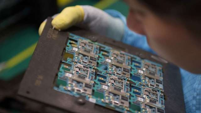 半導體業砸大錢擴產能 為何成熟製程晶片荒估延燒到2024年？ (圖:AFP)