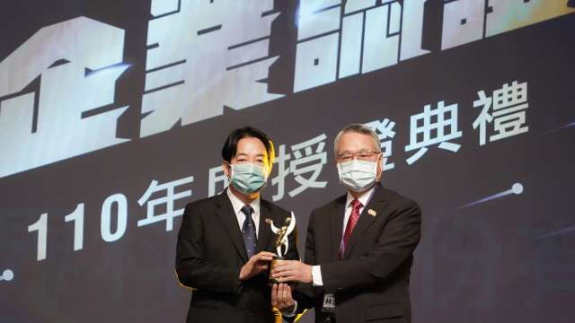 上海商銀獲110年度「運動企業認證」，由賴清德副總統(左)親自頒發標章，該行林志宏總經理(右)代表受證。(圖片/遠見雜誌提供)