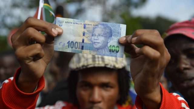 〈觀察〉國人瘋高收益債背後 小心南非幣基金2500億元風險。（圖：AFP）