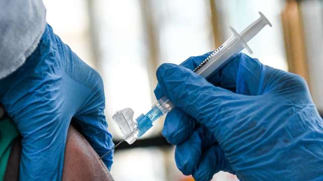 出國需補打兩劑 高端：加強劑疫苗已成國際共識。(圖:AFP)