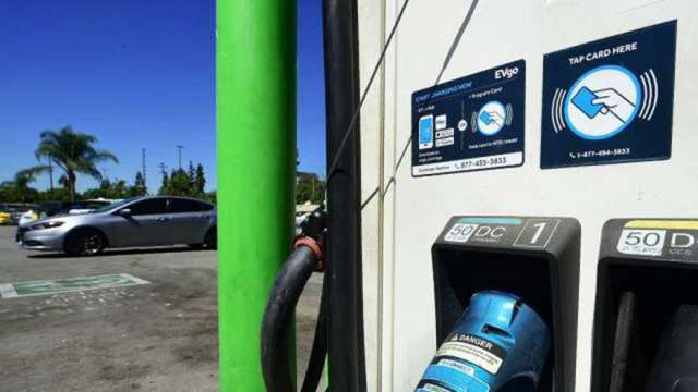 美加州通過14億美元充電站、氫燃料站基建案 為2035年停售燃油車鋪路（圖：AFP）