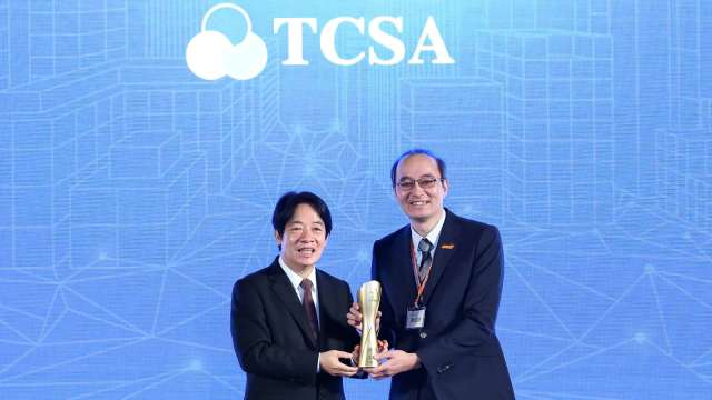 聯發科榮獲「台灣十大永續典範企業獎」，由總經理陳冠州(右)代表領獎。