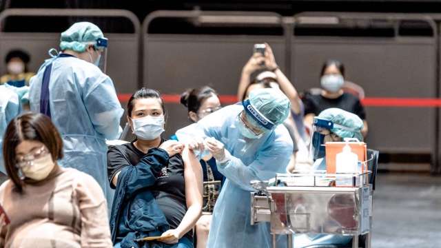 台灣開放AZ疫苗混打BNT或莫德納 18日限定6小時登記。(圖：高雄市政府提供)