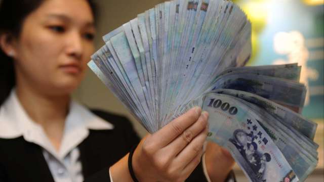 〈台幣〉出口商進場拋匯 貶幅縮小收27.815元。(圖：AFP)