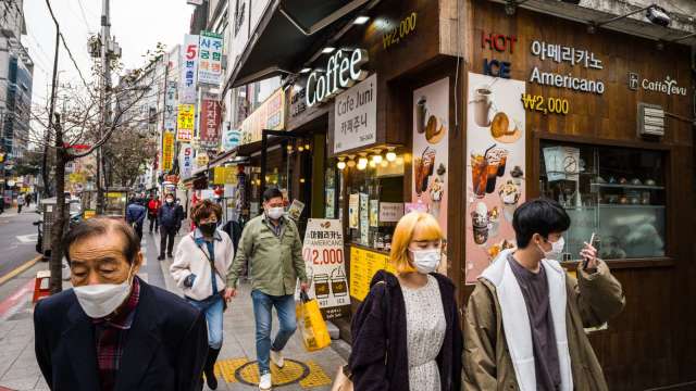 南韓單日新增確診創高 「與病毒共存」政策遇嚴重挑戰 (圖片：AFP)