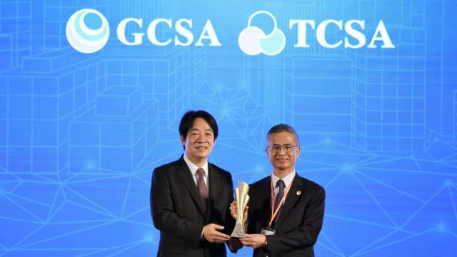中華電獲「台灣企業永續獎」、「全球企業永續獎」高度肯定。中華電信總經理郭水義(右)代表接受獎項。(圖:中華電提供)