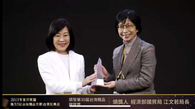 東元榮獲台灣精品銀質獎，由董事長邱純枝(右)代表接受。(圖:東元提供)