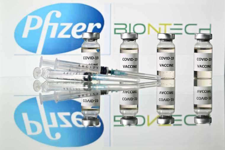 輝瑞 CEO 週五證實，開發一種對抗新變種 Omicron 的新疫苗可能需要 100 天。(圖片：AFP)