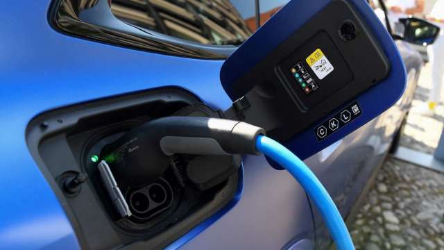 調查：電動車鋰電池價格2021年估下滑6% 2022年看漲 (圖片：AFP)