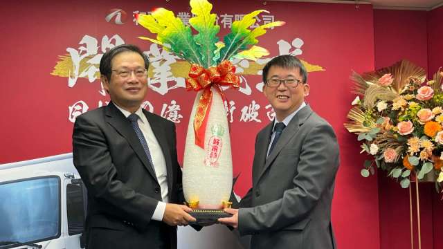 和勁董事長劉源森(左)代表董事會頒贈好采頭給經營團隊。(圖：和潤提供)