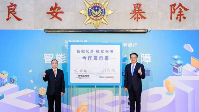 左為刑事警察局局長黃嘉祿、右為台北富邦銀行總經理程耀輝。（圖：台北富邦銀行提供）