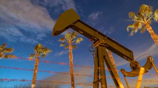 OPEC+決議明年1月繼續增產 油價應聲下跌(圖片：AFP)