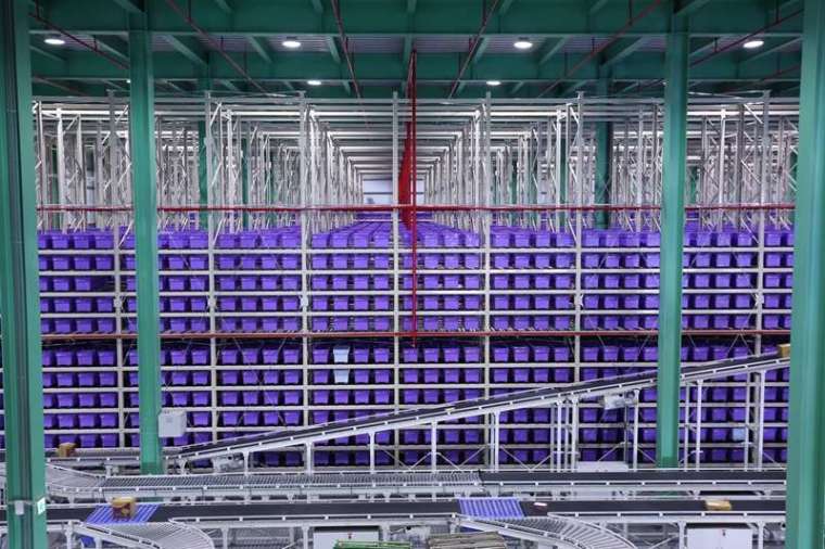 東南亞首座「新世代智慧倉儲示範體系」採立體式貨架設計，最高可達 14 層。（Yahoo! 奇摩提供）