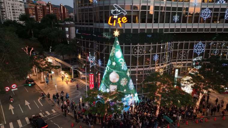 台新金控總部大樓搭建 15 米高 LED 燈聖誕樹結合３D 特效動畫及精心華麗的聖誕佈置，打造仁愛圓環區域最吸睛聖誕打卡景點。