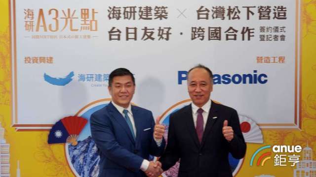 海研建築總經理賴建程(左)今與台灣松下營造董事長田中一彥簽營建合約。(鉅亨網記者張欽發攝)