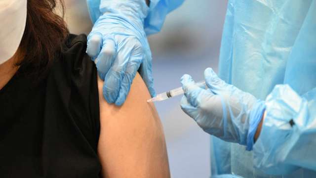 初步研究：BNT疫苗對Omicron病毒抗體大降40倍！第三劑能提供額外保護 (圖片:AFP)
