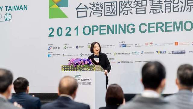 總統蔡英文今日出席「2021台灣國際智慧能源週開幕典禮」。(擷取自總統府)