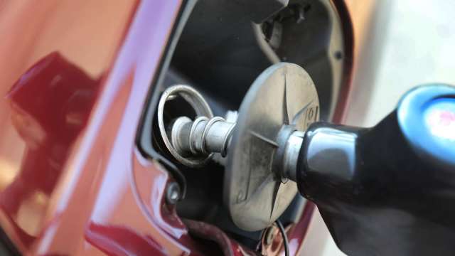 國內汽、柴油價 明起皆調漲0.1元。(圖:AFP)