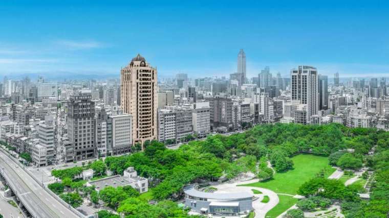 頂高豪景位於正南京東路第一排，又有萬坪公園優勢，深受豪宅客群青睞。圖:業者提供