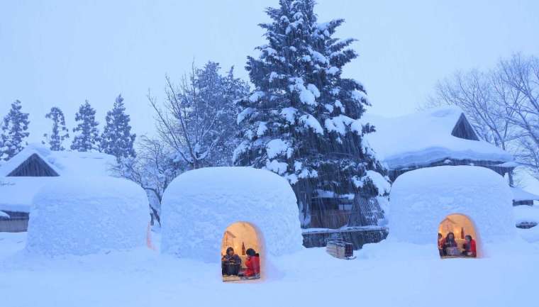 擁有 450 多年歴史的「横手雪屋祭」是秋田縣代表性冬季祭典，祭典期間會堆起約 100 座。(圖：長榮航提供)