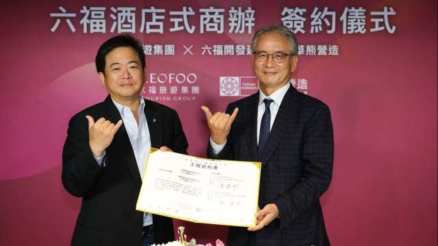 六福副董事長賴振融(左)與華熊營造董事長稻豊彥(右)完成簽約儀式。(圖：六福提供)
