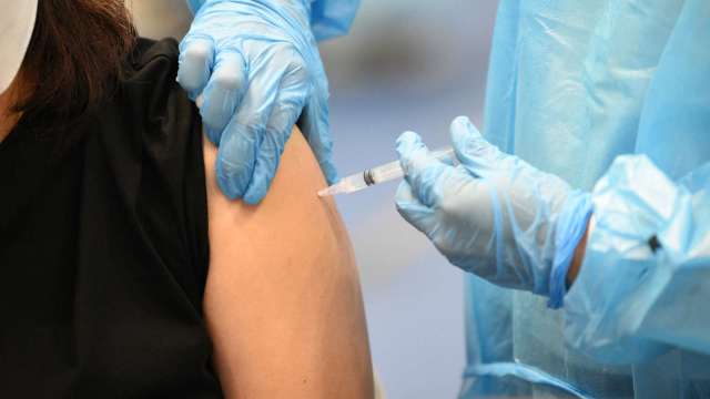 白宮醫療顧問佛奇：應強制國內航線旅客接種疫苗 (圖片:AFP)