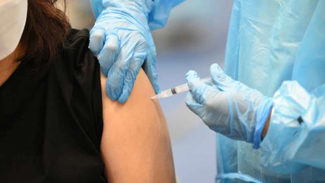 力抗Omicron！高盛2月起強制訪客、員工接種新冠疫苗加強劑 (圖片:AFP)