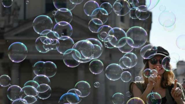 害怕泡沫？2022年百萬富翁增持風險性資產意願下滑 (圖片：AFP)
