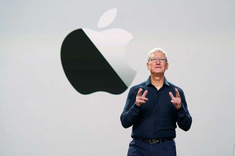 蘋果 CEO 庫克 (Tim Cook) 去年 6 月宣布未來在 Mac 中使用蘋果自研晶片的計畫，他以「Mac 歷史性的一天」來形容這項決定。 (圖片：AFP)