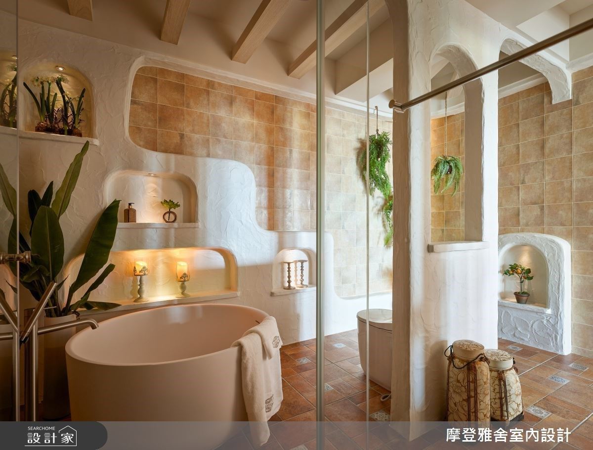 最為人驚豔的是顛覆想像的衛浴空間，以希臘天窗設計為主軸，搭佐雲型牆與木樑設計，蛋型浴缸更增添濃厚異國度假風情。