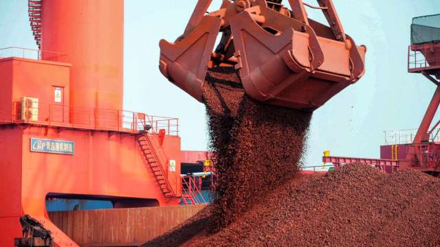 〈商品報價〉鐵礦砂維持震盪 期現貨漲跌互見。(圖:AFP)