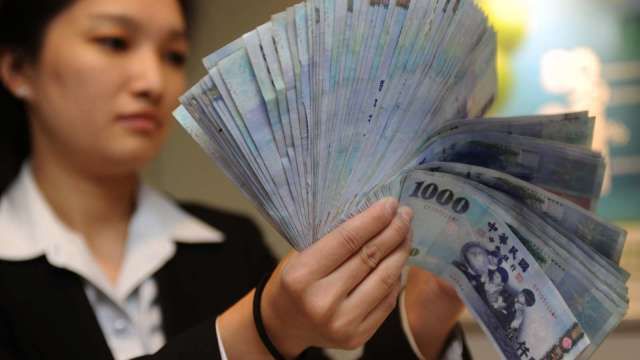 〈台幣〉熱錢狂湧 放量小升收27.621元創近25年新高。(圖：AFP)