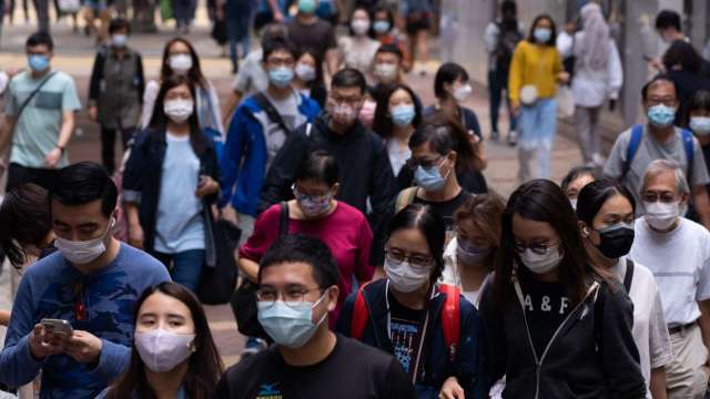 香港8日起收緊防疫措施 含晚間禁內用、限制8國航班入境等 (圖：AFP)