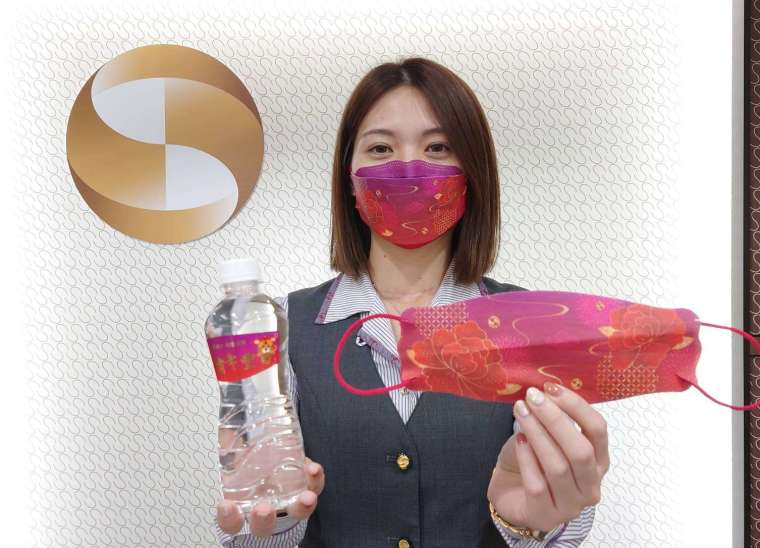 兆豐銀準備發放發財水及7萬片的「虎嘯年豐」4D醫療口罩，（圖：兆豐銀行提供）