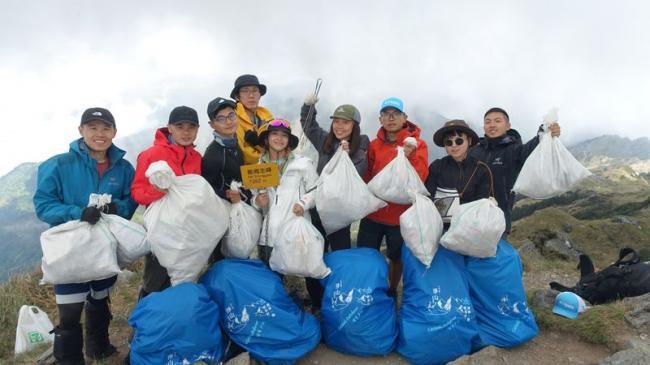 詹喬愉於今年五月帶領志工一同上中央山脈能高安東軍淨山 