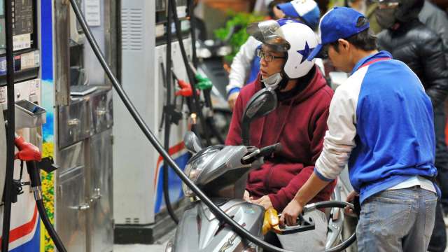 國際油價衝2個月新高 國內汽油下周估漲6角。(圖：AFP)