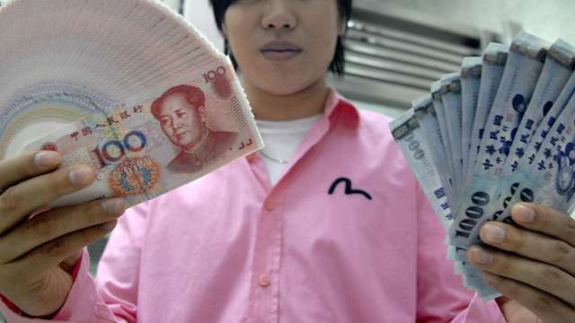 〈台幣〉跟隨亞幣強升 一度衝上27.535元直逼楊金龍防線。(圖：AFP)