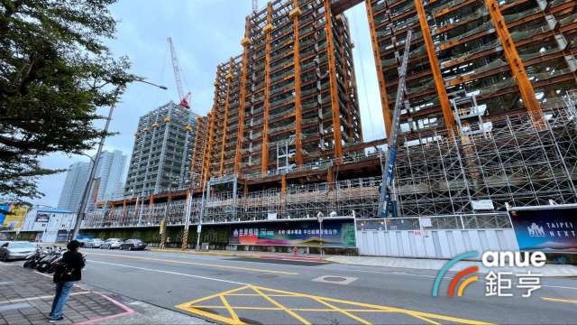南港「世界明珠」揭露已銷150戶， 住宅每坪最高175萬創區域新高。(鉅亨網記者張欽發攝)